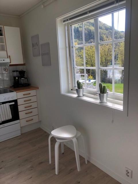 Koselig Nyoppusset 3 Roms Leilighet Med Egen Parkeringsplass I Rolige Omgivelse Naer Sjoen, 2 Mil Nord For Bergen Sentrum. Ngoại thất bức ảnh