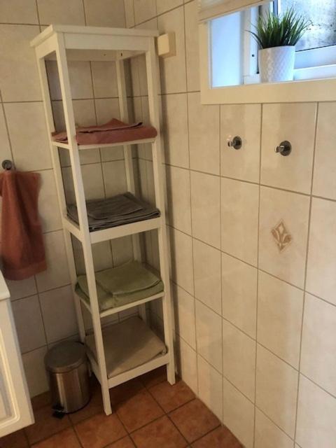Koselig Nyoppusset 3 Roms Leilighet Med Egen Parkeringsplass I Rolige Omgivelse Naer Sjoen, 2 Mil Nord For Bergen Sentrum. Ngoại thất bức ảnh